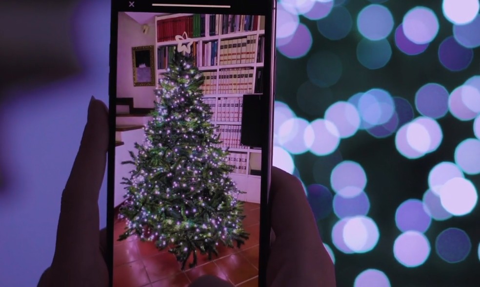 божићно дрвце под контролом апликације