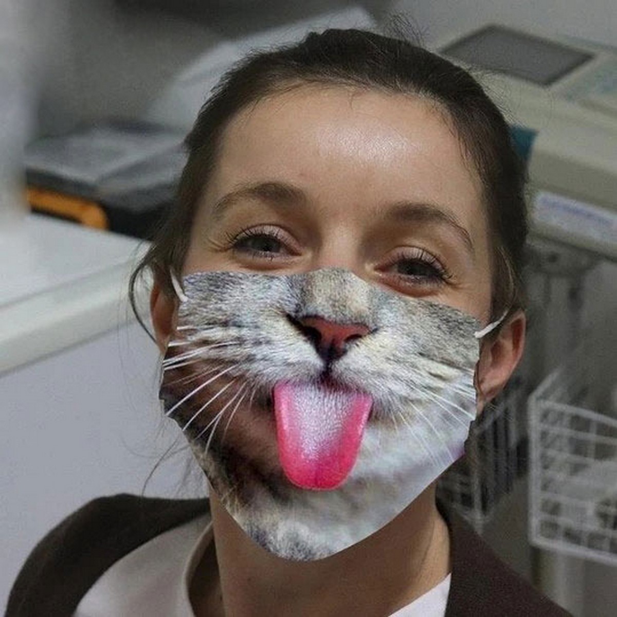 маска на лицу маче са језиком