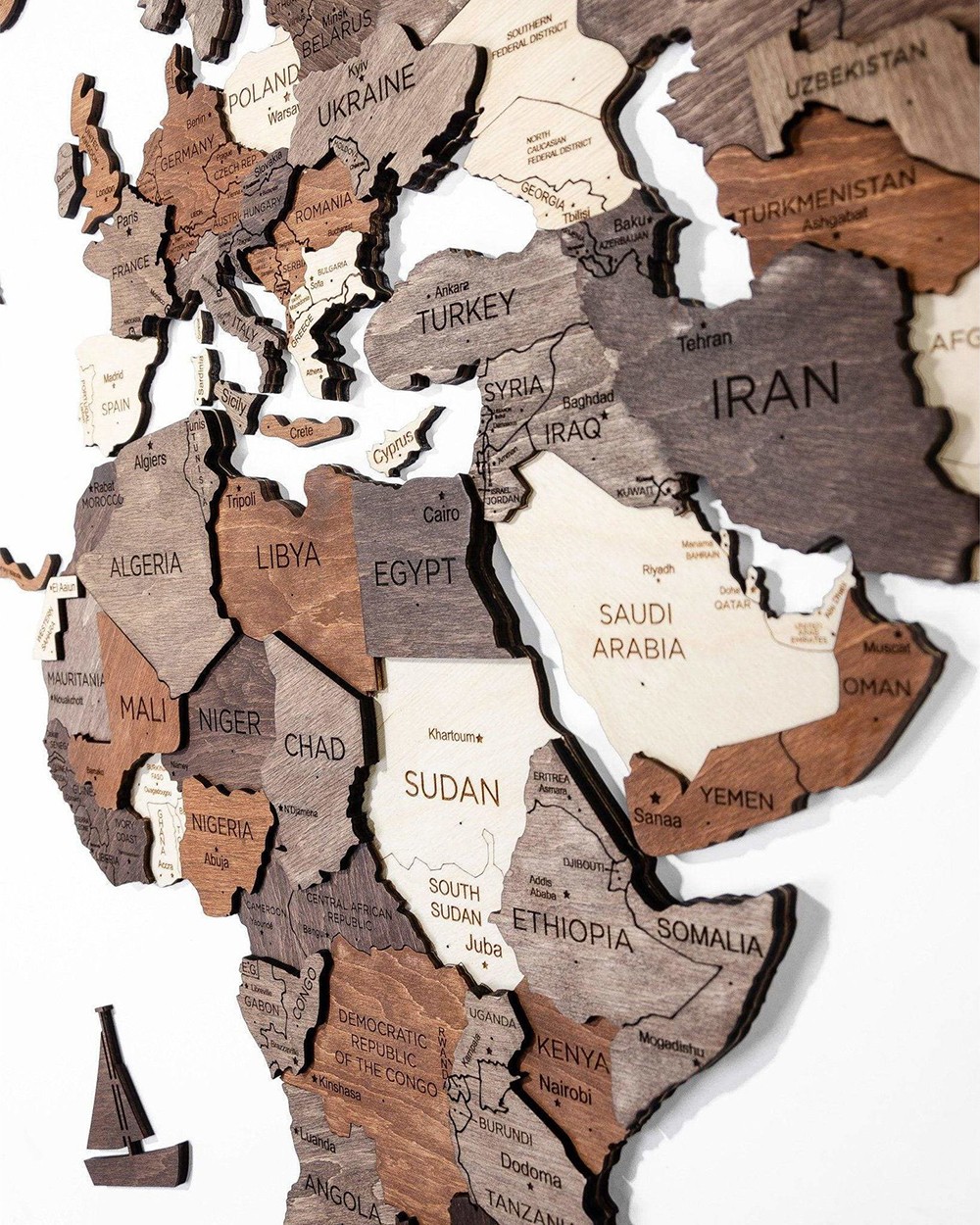 дрвена мапа на зиду 3Д континента