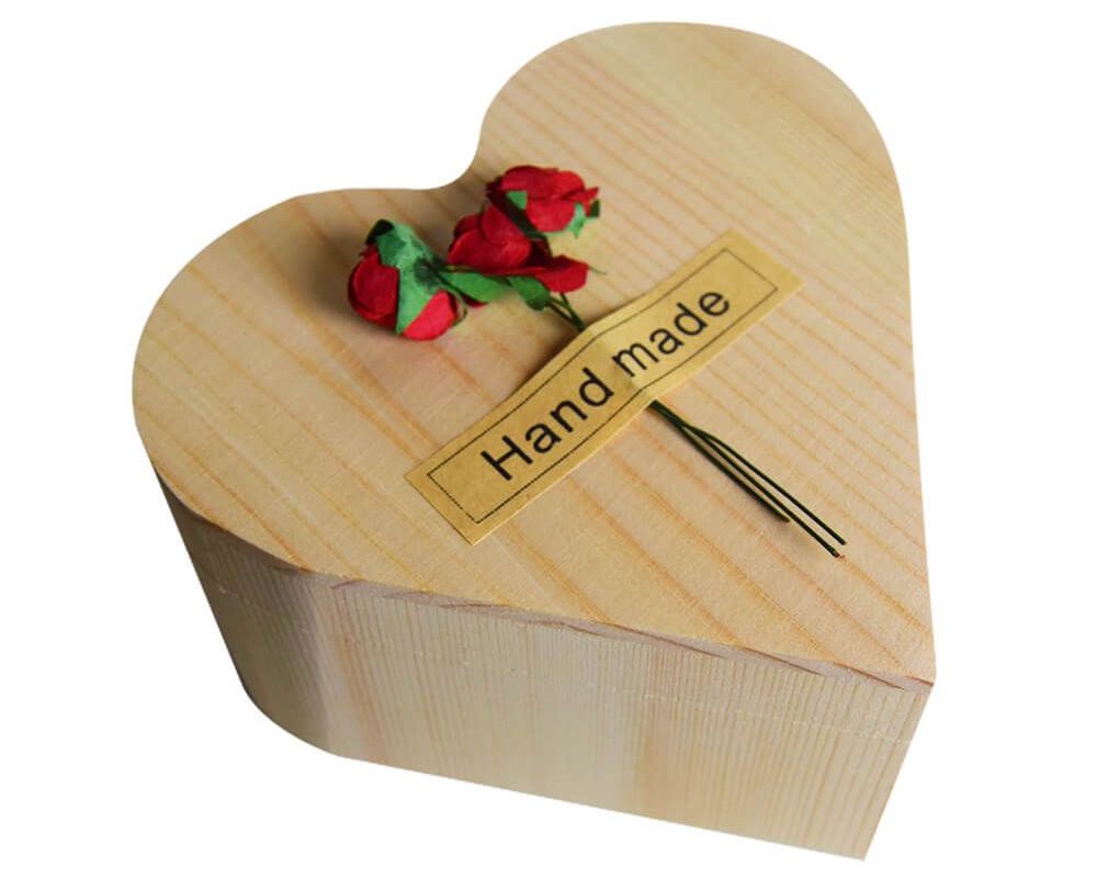 ружа у кутији у облику срца од дрвета