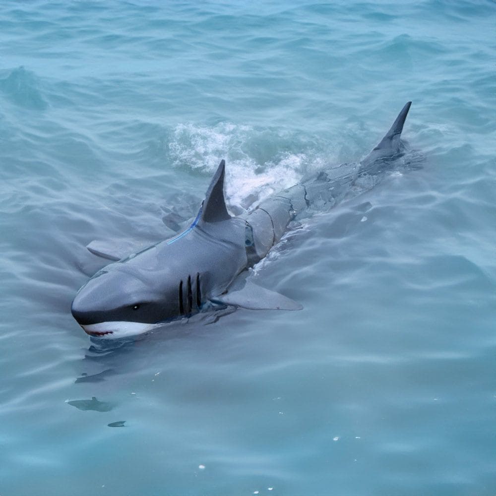РЦ ајкула за даљинско управљање у воду помоћу контролера