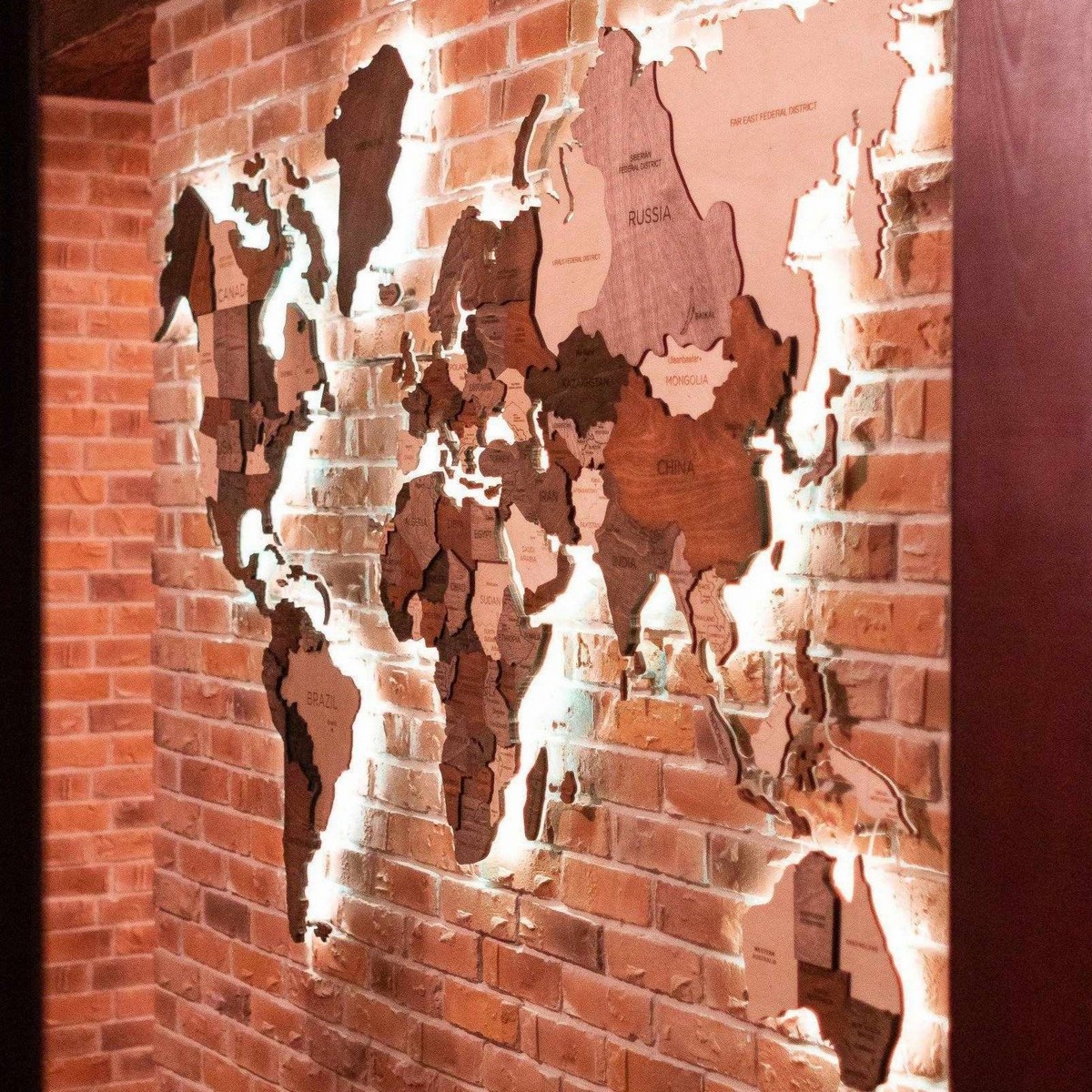 дрвена мапа света зидна уметност са лед светлом