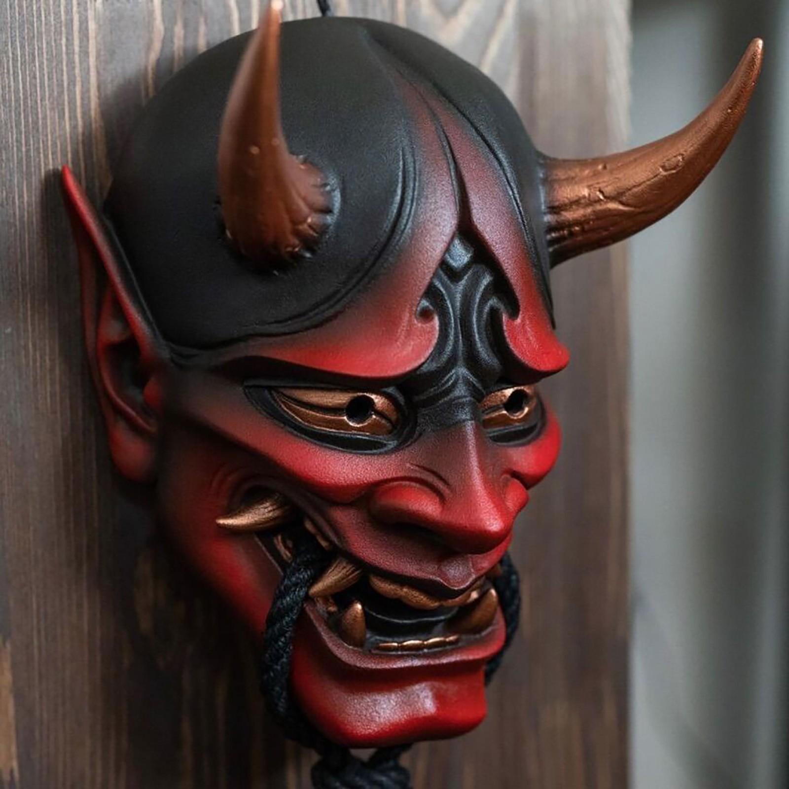 Јапанска демонска маска на карневалском лицу