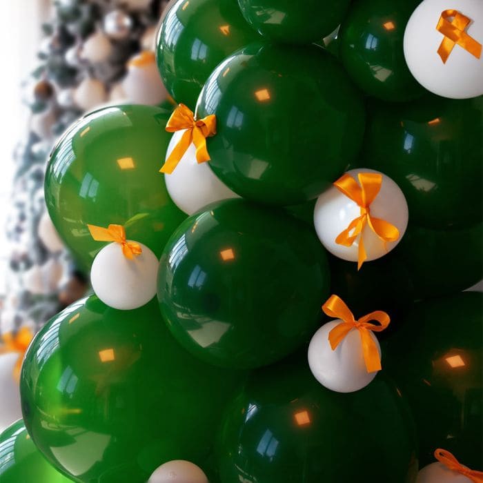 Божићна јелка од балона​ - Божићна јелка на надувавање направљена од балона