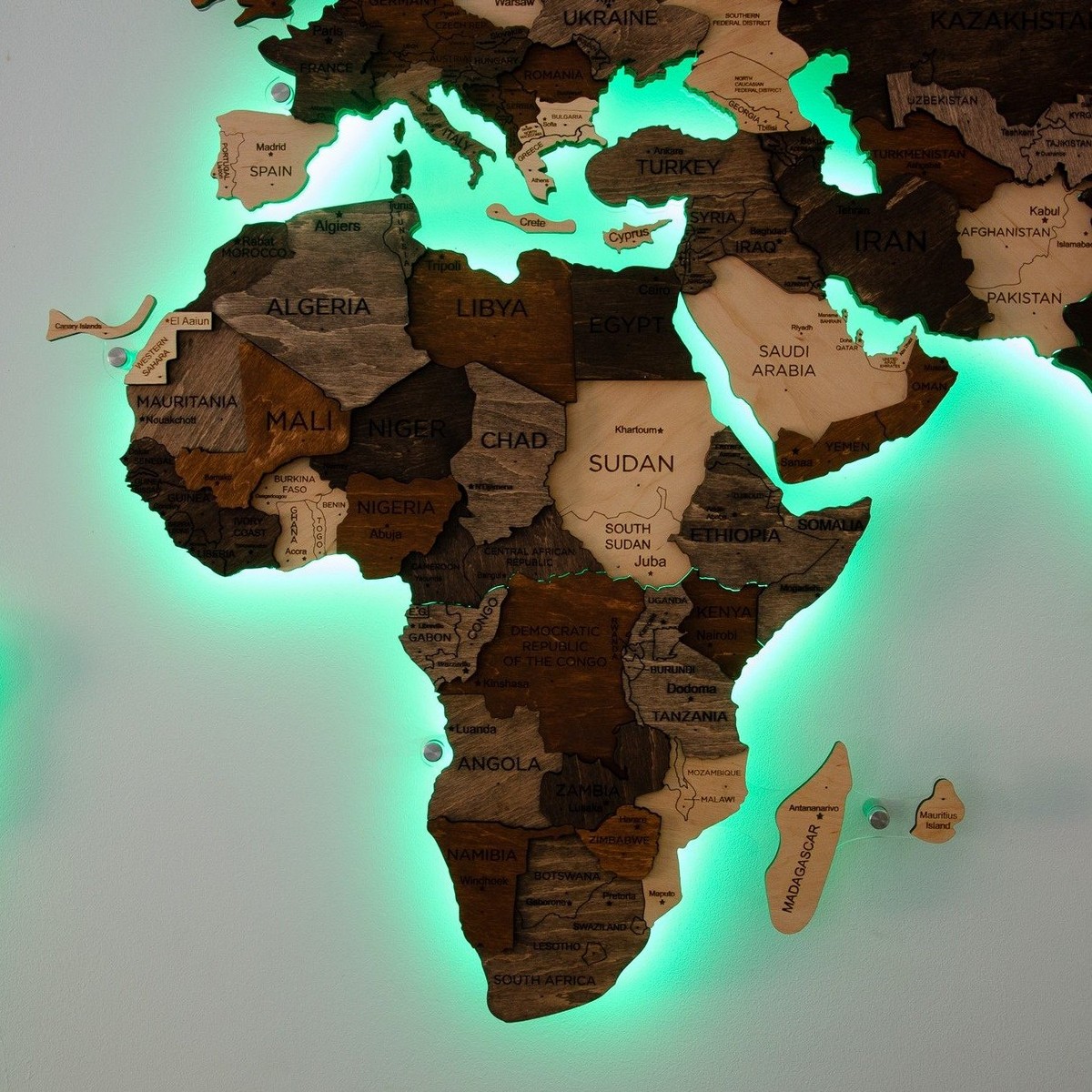 дрвене мапе света са лед позадинским осветљењем