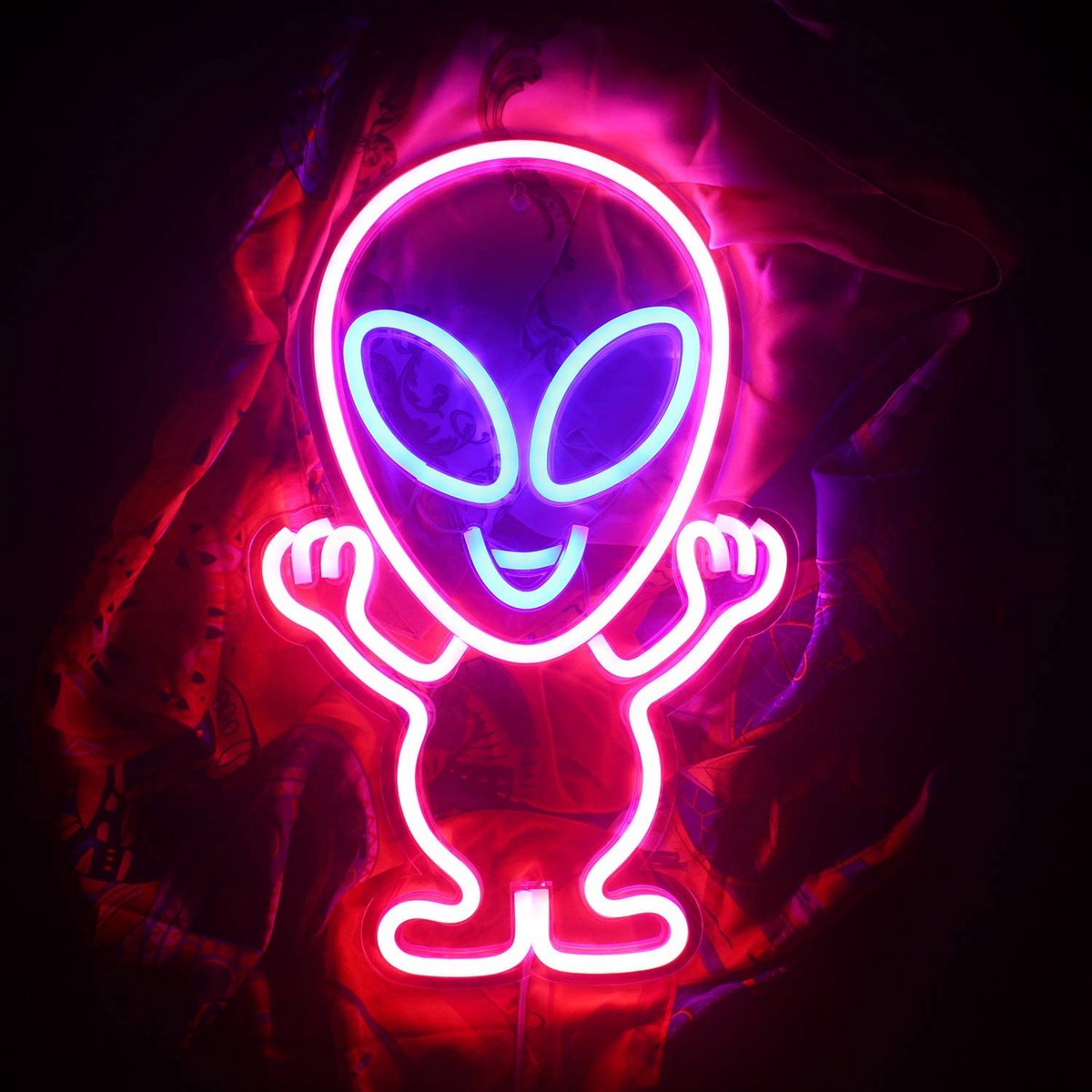 led neonski logo koji sija na zidu - vanzemaljac